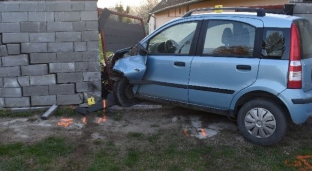 Autókázni akart egy rokonával, de balesetet szenvedtek